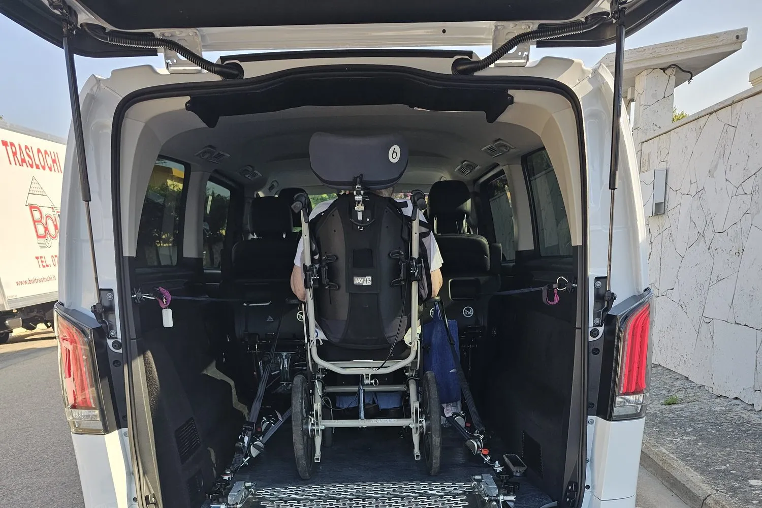 Cliente in carrozzina a bordo del Mercedes Vito Tourer di Sardinia Driver