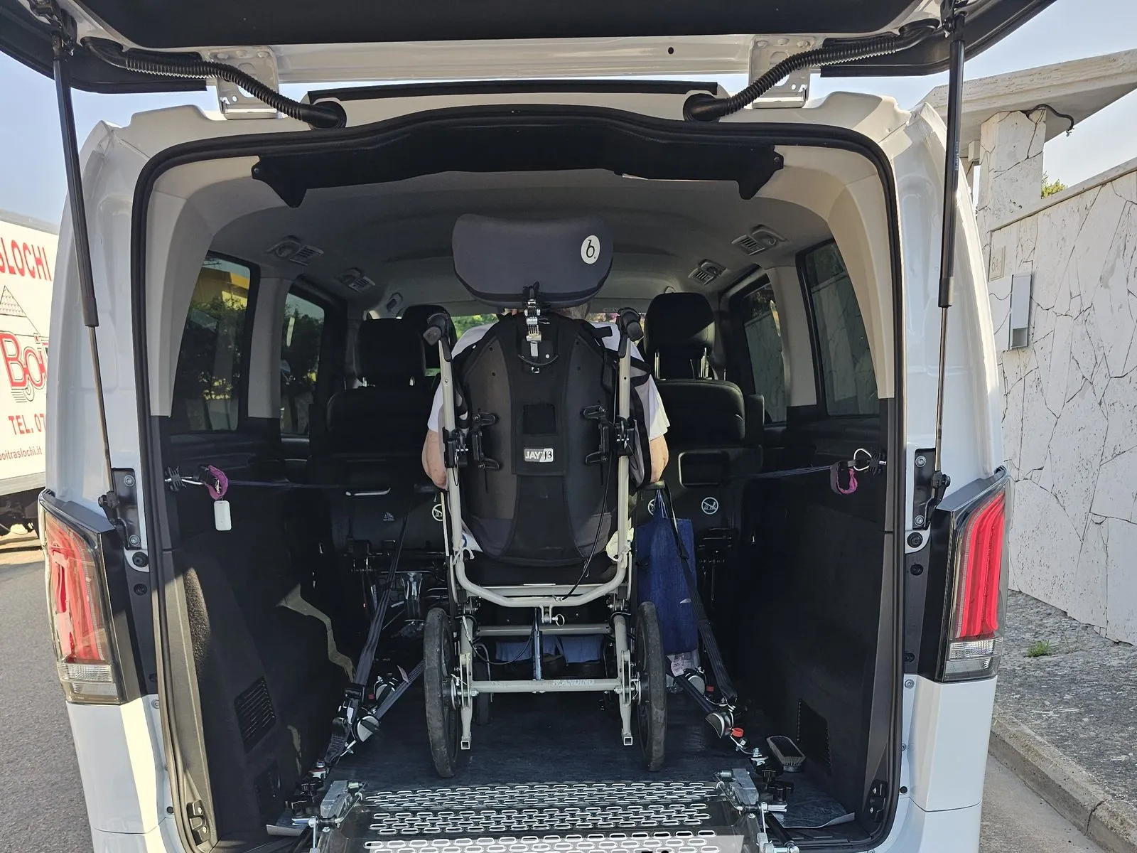 Cliente in carrozzina a bordo del Mercedes Vito Tourer di Sardinia Driver — trasporto accessibile