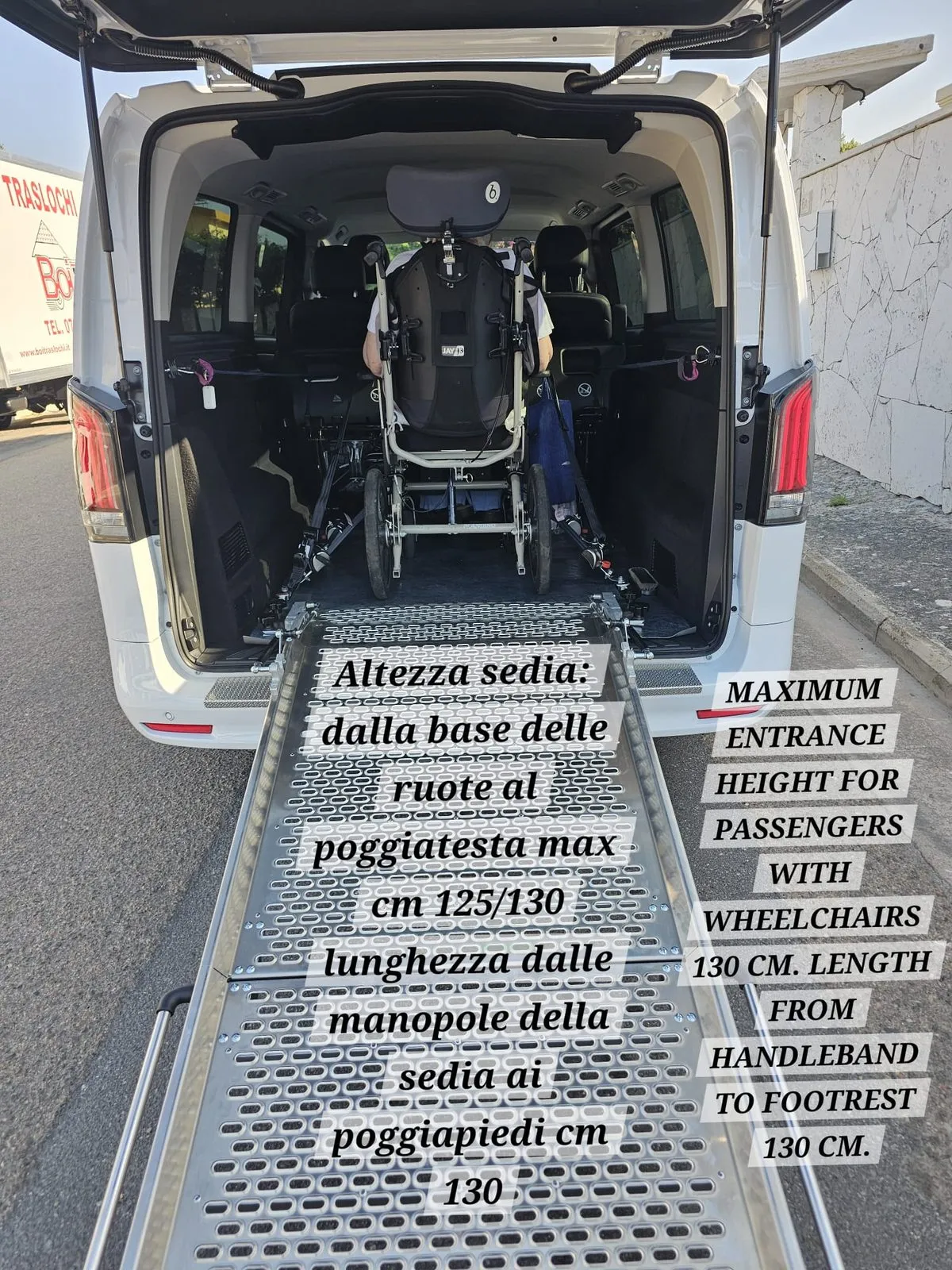 Mercedes Vito Tourer con carrozzina a bordo — trasporto persone a mobilità ridotta