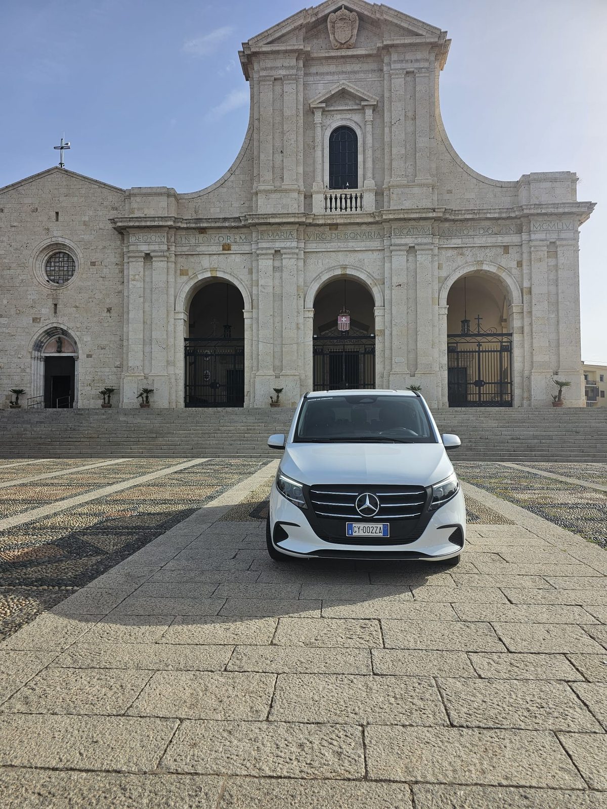 Front view of the Mercedes Vito Tourer in front of a historic Sardinian church